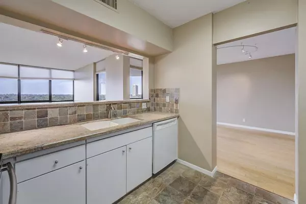 Houston, TX 77056,5001 Woodway #1206