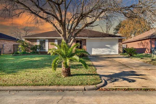 2803 Dove Tree DR, Alvin, TX 77511