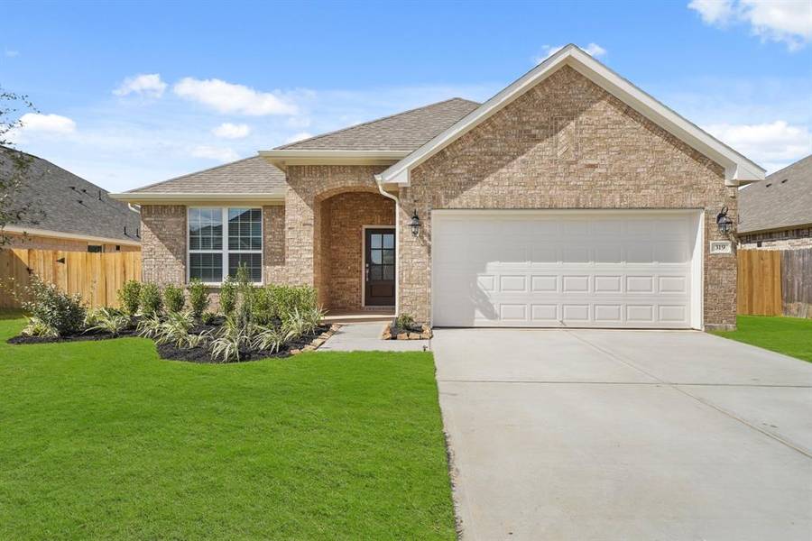 319 Riesling DR, Alvin, TX 77511