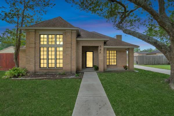 527 Gleneagles DR, Friendswood, TX 77546