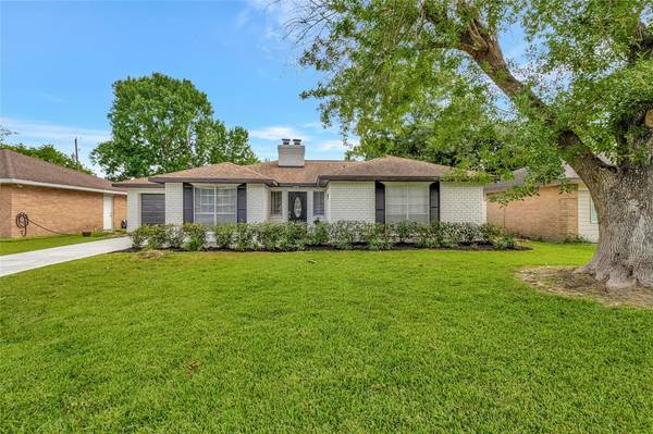 405 Avondale LN, Friendswood, TX 77546