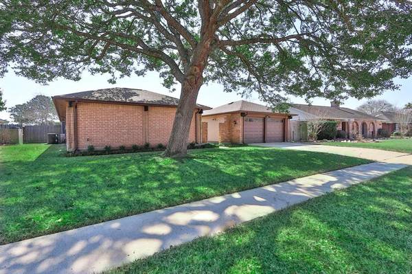 633 W Castle Harbour DR, Friendswood, TX 77546