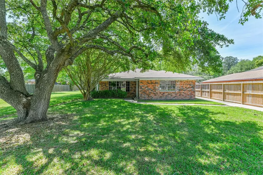 121 Mary LN, Bacliff, TX 77518