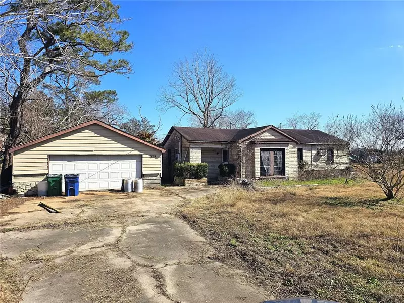 2025 Shanks RD, Angleton, TX 77515