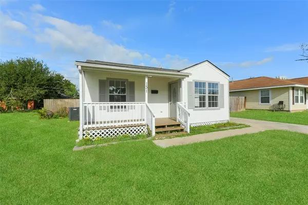 131 Huisache ST, Lake Jackson, TX 77566