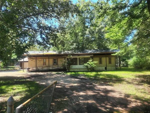 612 Cherokee LN, Onalaska, TX 77360