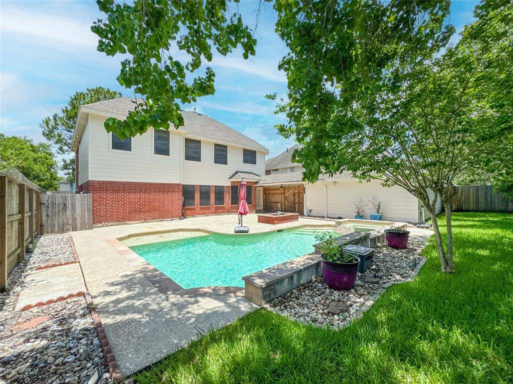 3713 Pinehurst DR, Pearland, TX 77581