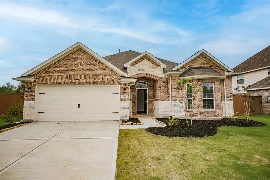 236 Bentwater LN, Clute, TX 77531