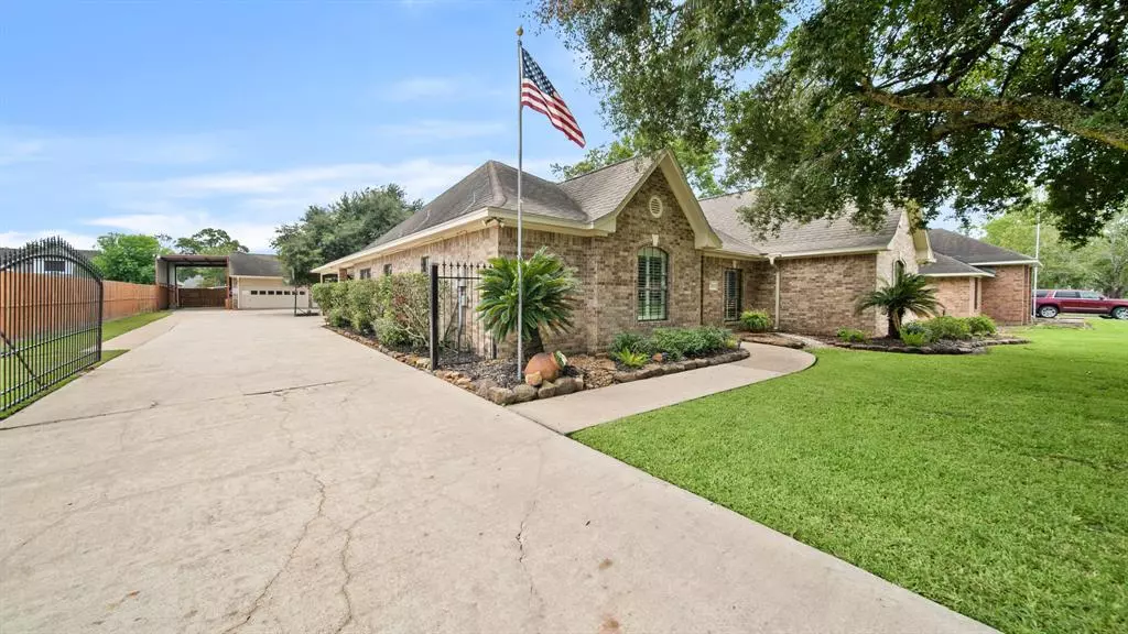 302 River Oaks DR, Baytown, TX 77523