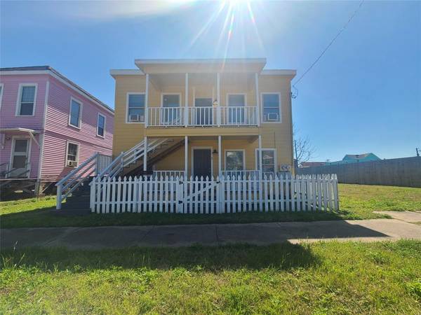 4011 Ball St #2, Galveston, TX 77550