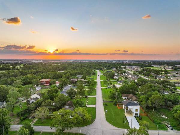 230 Bayshore DR, La Porte, TX 77571