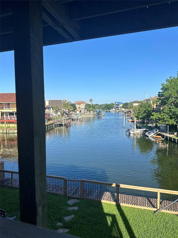 25 Harbour DR, Nassau Bay, TX 77058