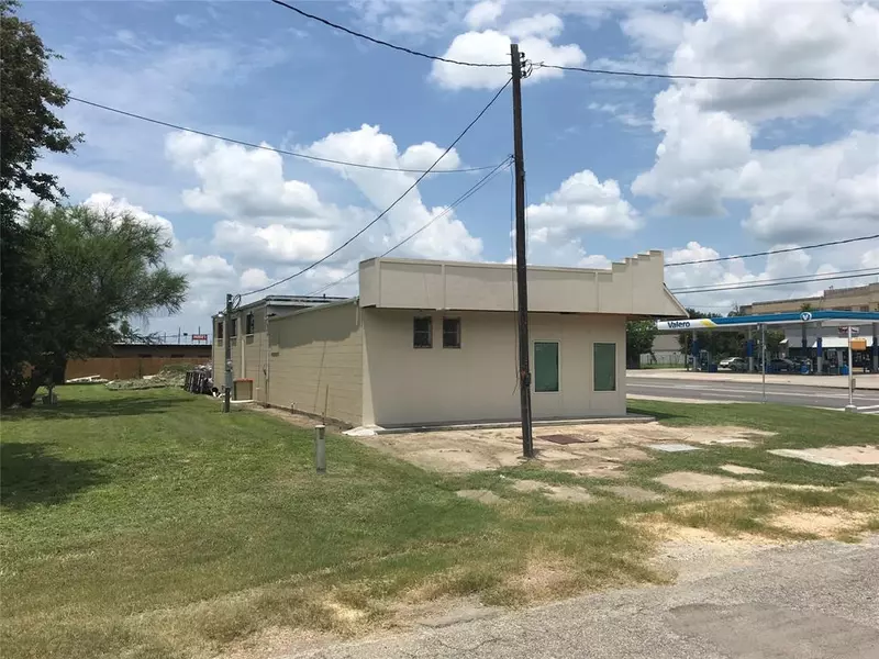 808 S Alamo ST, Refugio, TX 78377