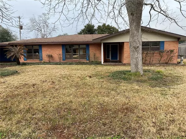 8102 Dellanera DR, Hitchcock, TX 77563