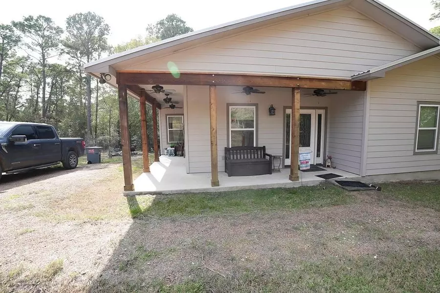 1120 Red Fox RD, La Grange, TX 78945