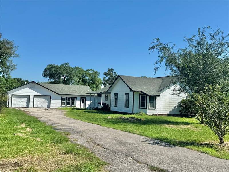 407 Tinkler ST, Anahuac, TX 77514