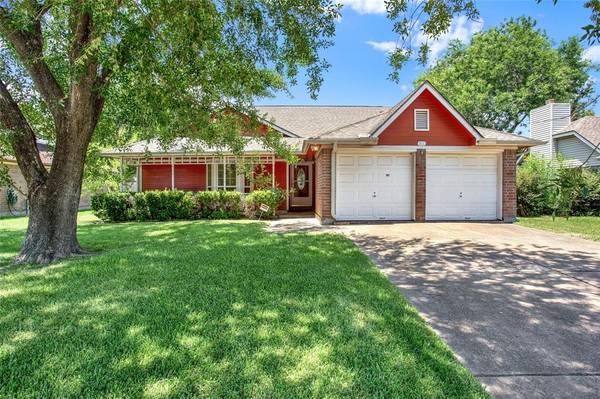 511 Hunters LN, Dickinson, TX 77539