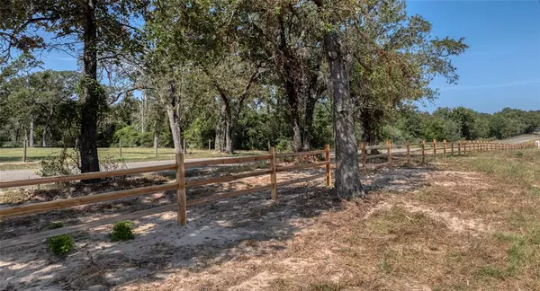 132 Oak Hill Lane, Bellville, TX 77418