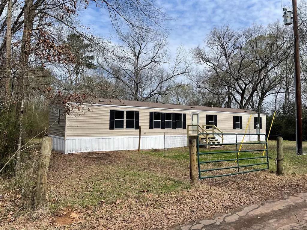 Garrison, TX 75946,672 W Cedar ST