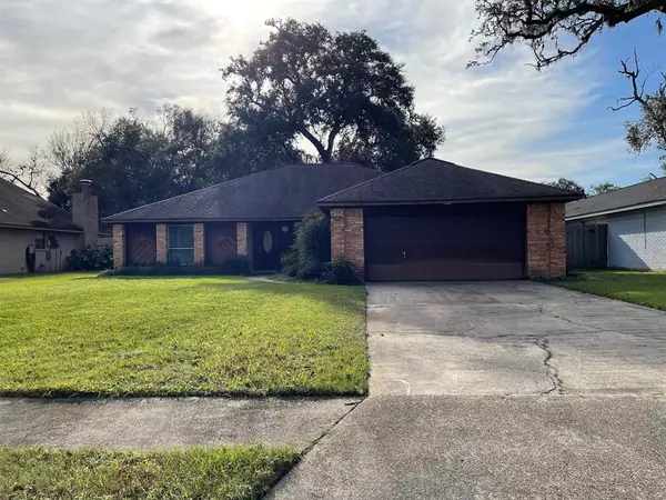 131 Spanish Moss LN, Lake Jackson, TX 77566