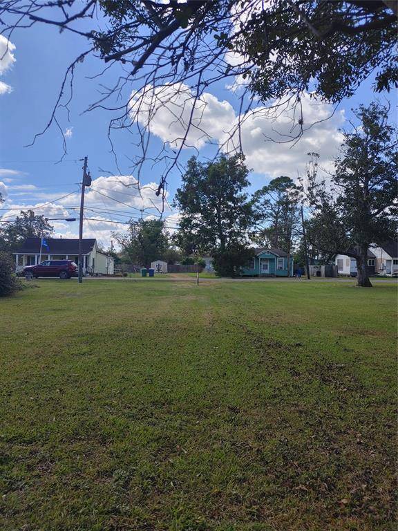 000 Pecan ST, Sweeny, TX 77480