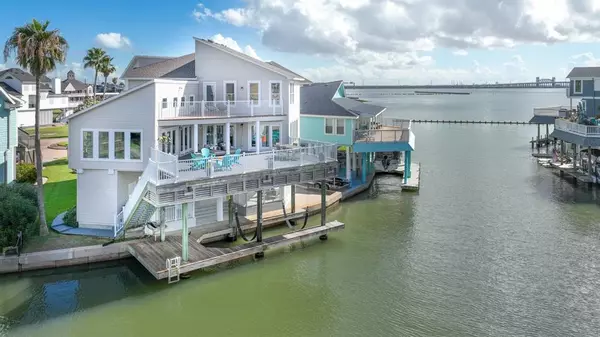 207 Lokai ST, Tiki Island, TX 77554