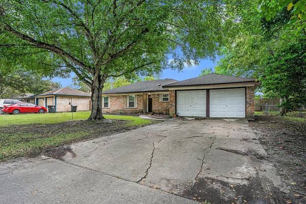 809 Midas LN, Alvin, TX 77511