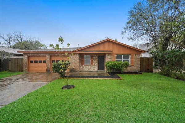 606 Debbie LN,  Alvin,  TX 77511