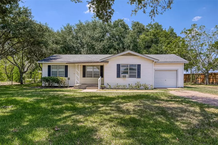 11426 Needville Fairchilds RD, Needville, TX 77461