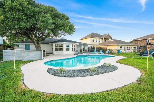 8010 Ocean DR, Beach City, TX 77523