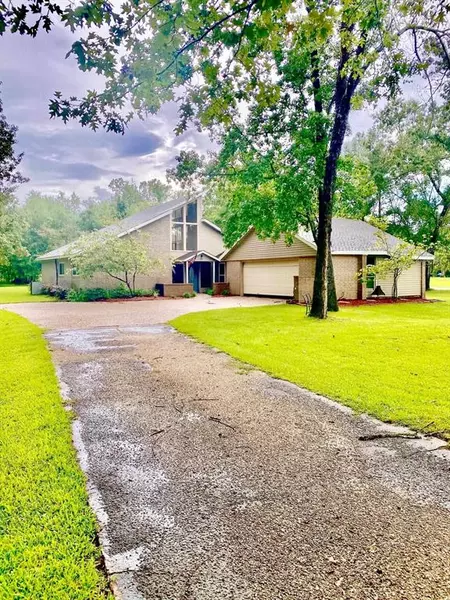 427 Piney Point DR, Sour Lake, TX 77659