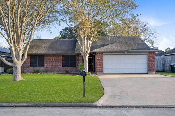 445 Dovedale LN, Alvin, TX 77511