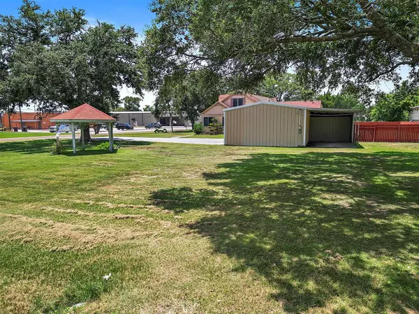 Anahuac, TX 77514,405 Park ST