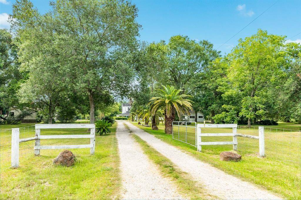 891 County Road 284, Alvin, TX 77511