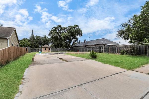 902 W Thomas AVE, Pasadena, TX 77506