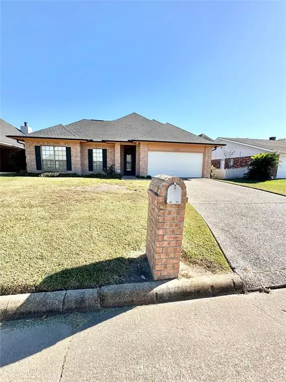 2517 Thunderbird DR, Orange, TX 77630