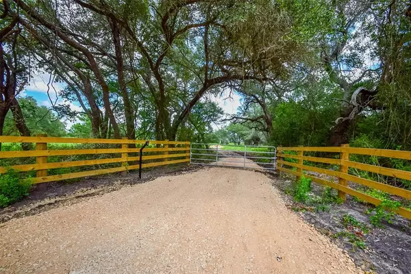 4389 Farm to Market Road 609,  Flatonia,  TX 78941