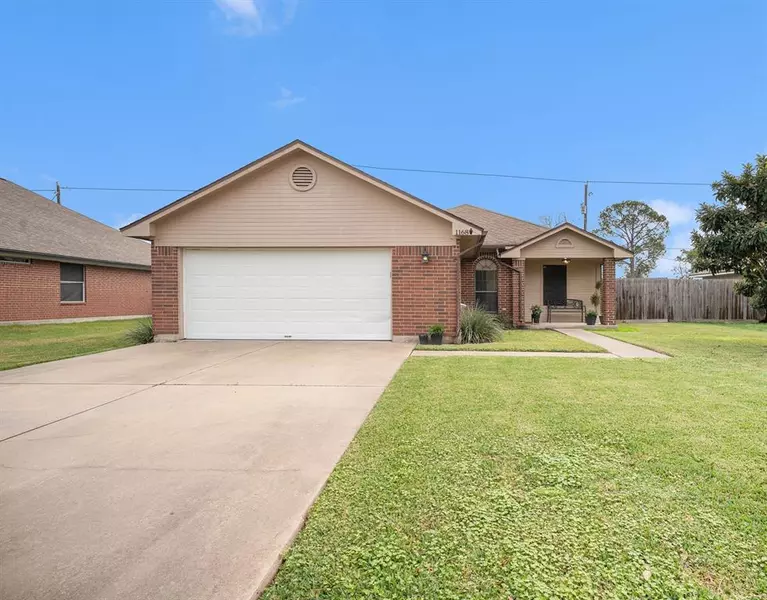 1168 Carey DR, Angleton, TX 77515