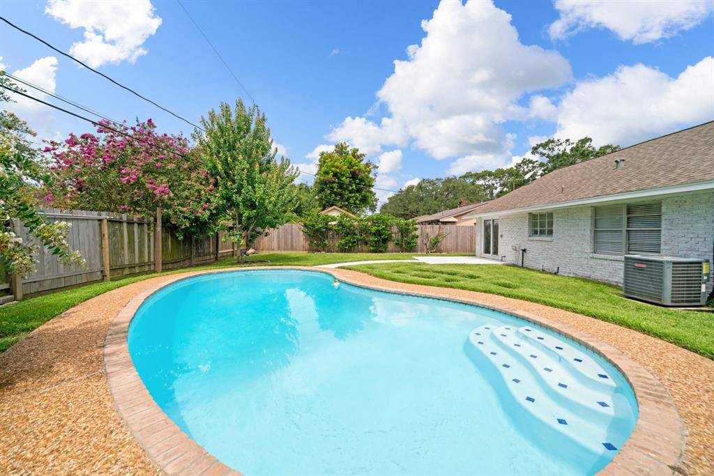 2111 Bron Holly DR, Houston, TX 77018