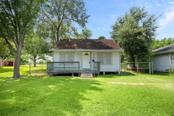 2605 N 2nd AVE, Texas City, TX 77590