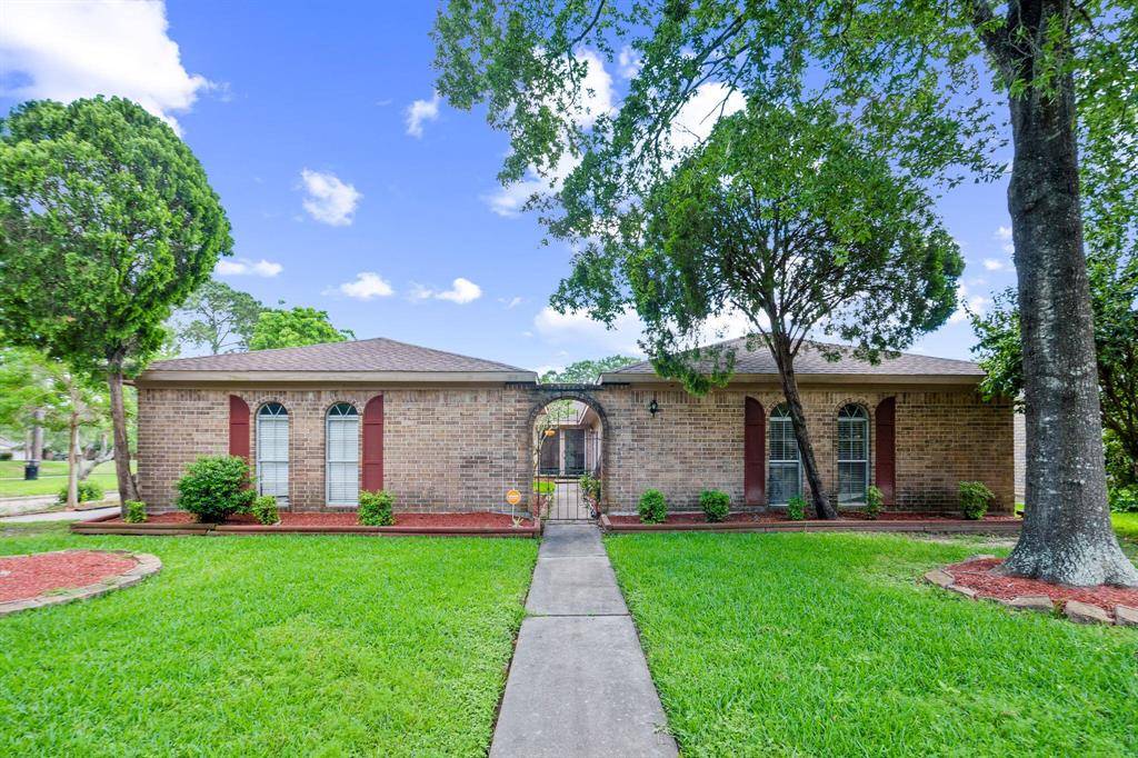 16022 Cavendish DR, Houston, TX 77059