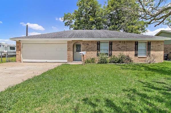 511 E Oak ST, Highlands, TX 77562