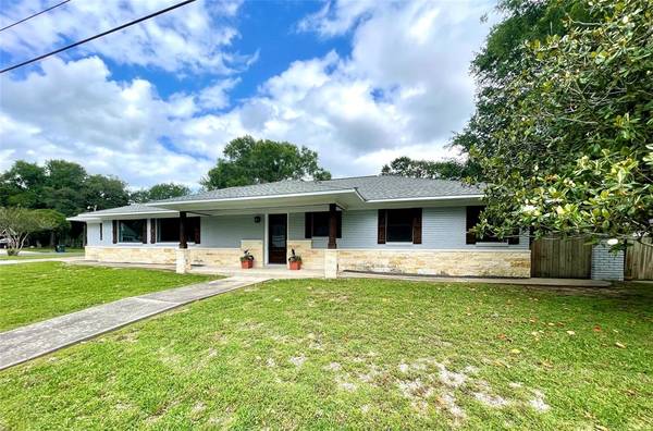 208 Avenue F, El Campo, TX 77437