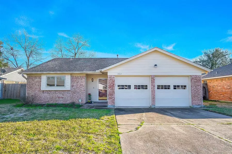 1402 Chippawa LN, Pasadena, TX 77504