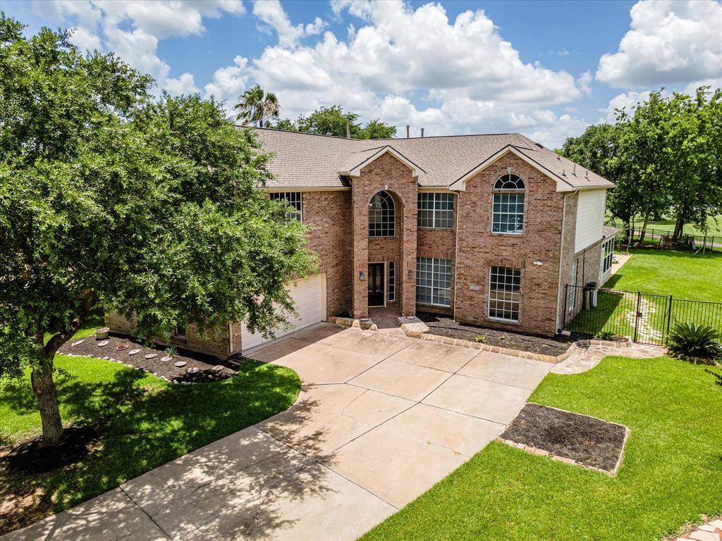 230 Walnut Cove LN, Pearland, TX 77584