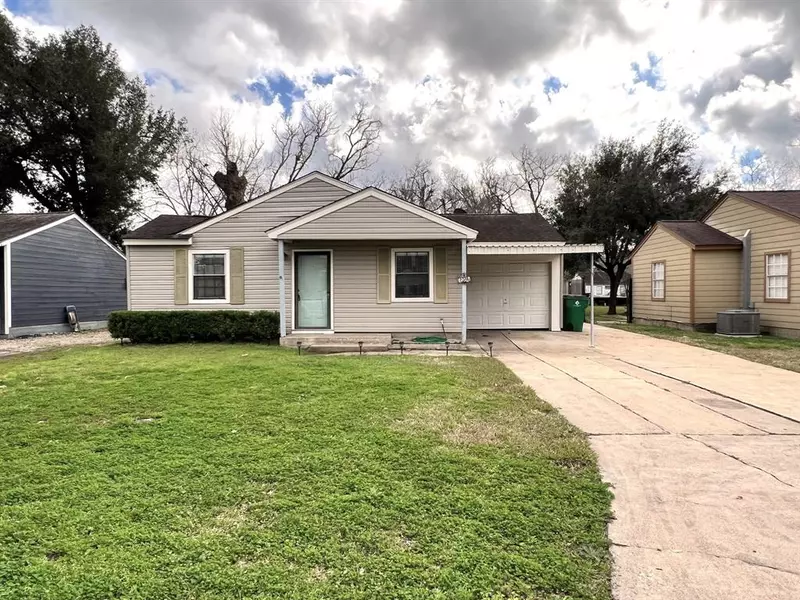 724 Lorrain ST, Angleton, TX 77515