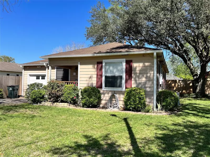 706 Louise AVE, El Campo, TX 77437