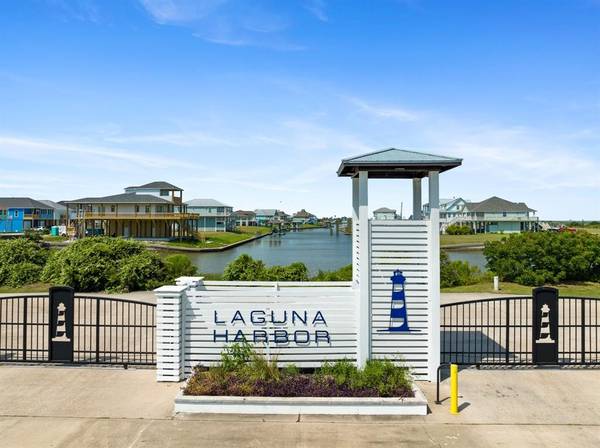 1513 Laguna Harbor LN, Port Bolivar, TX 77650