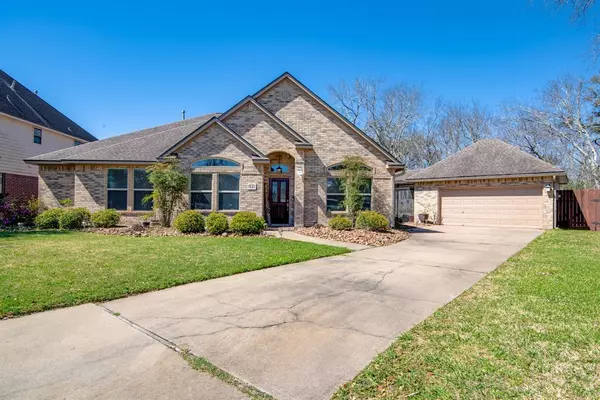 321 Rosemary LN, Lake Jackson, TX 77566