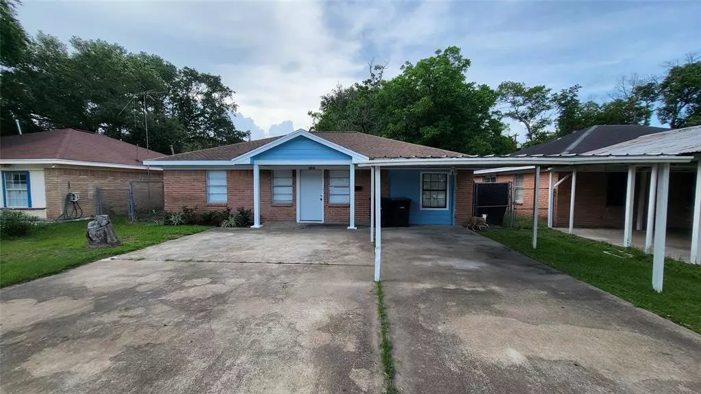 1216 W Snyder ST, Alvin, TX 77511